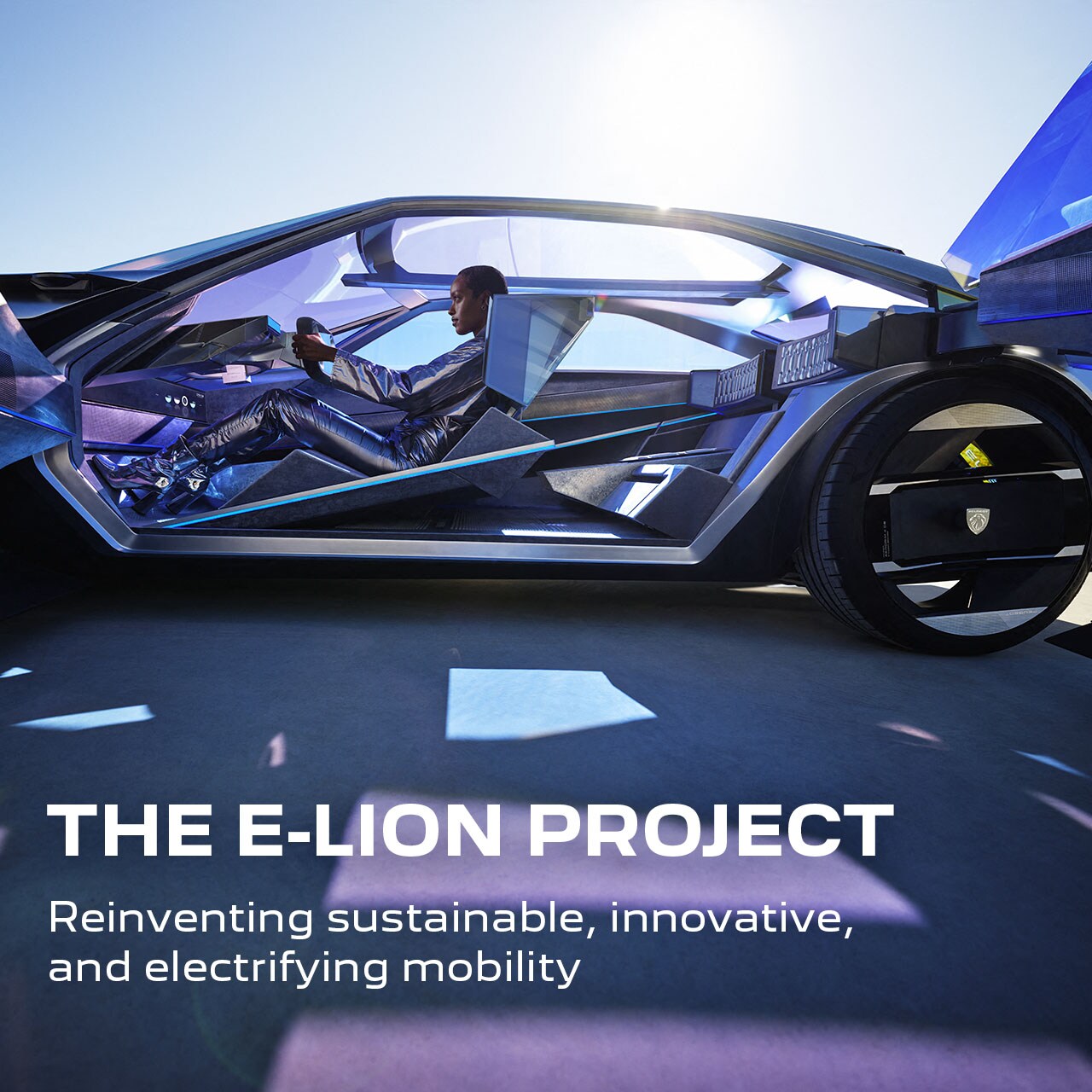 Vrouw rijdt met de Peugeot Inception conceptwagen