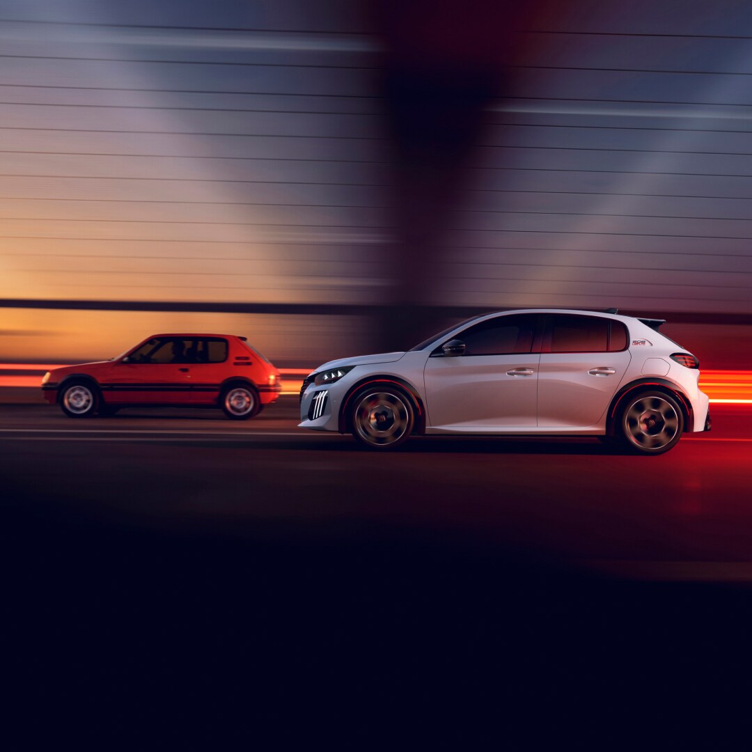 La PEUGEOT 205 GTi et la PEUGEOT E‑208 GTi roulant côte à côte