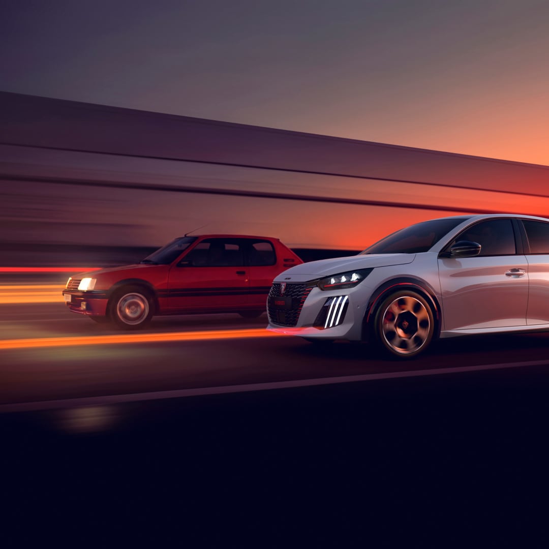 La PEUGEOT 205 GTi et la PEUGEOT E‑208 GTi roulant côte à côte