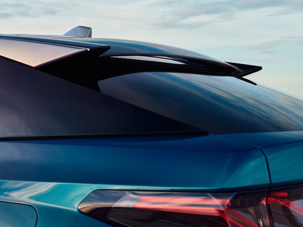 New PEUGEOT 3008 Hybrid Blue Obsession floating spoiler