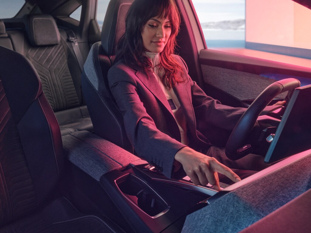 Woman on board the new PEUGEOT E-3008