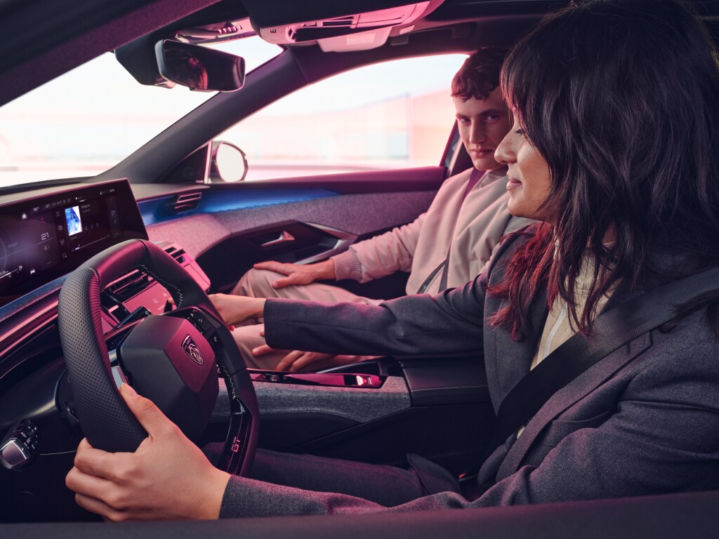 Couple inside the new PEUGEOT E-3008