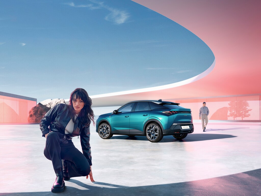 Femme proche du nouveau Peugeot 3008 hybride vue arrière