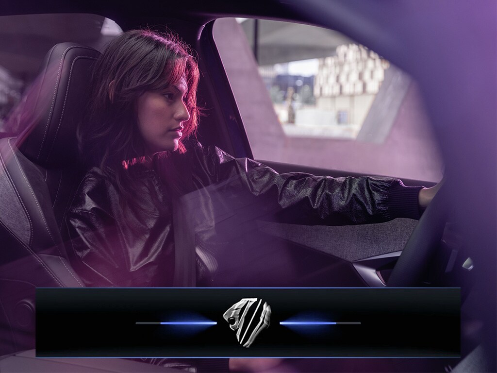 Femme au volant du nouveau SUV PEUGEOT E-3008