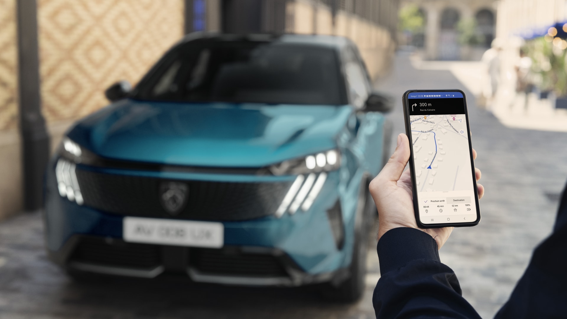 PEUGEOT E-3008 vue avant & PEUGEOT APP