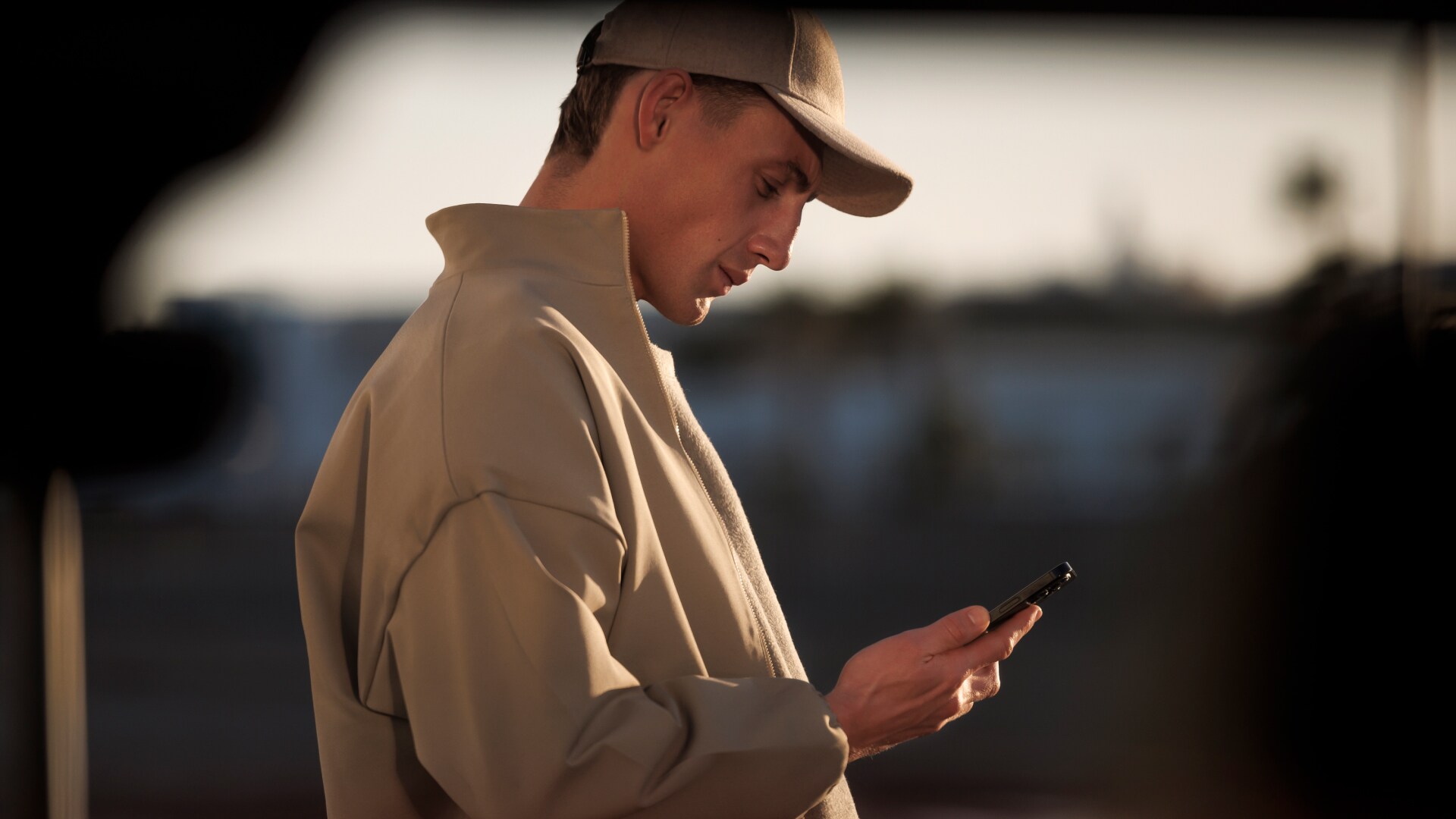 PEUGEOT E-5008 homme avec smartphone