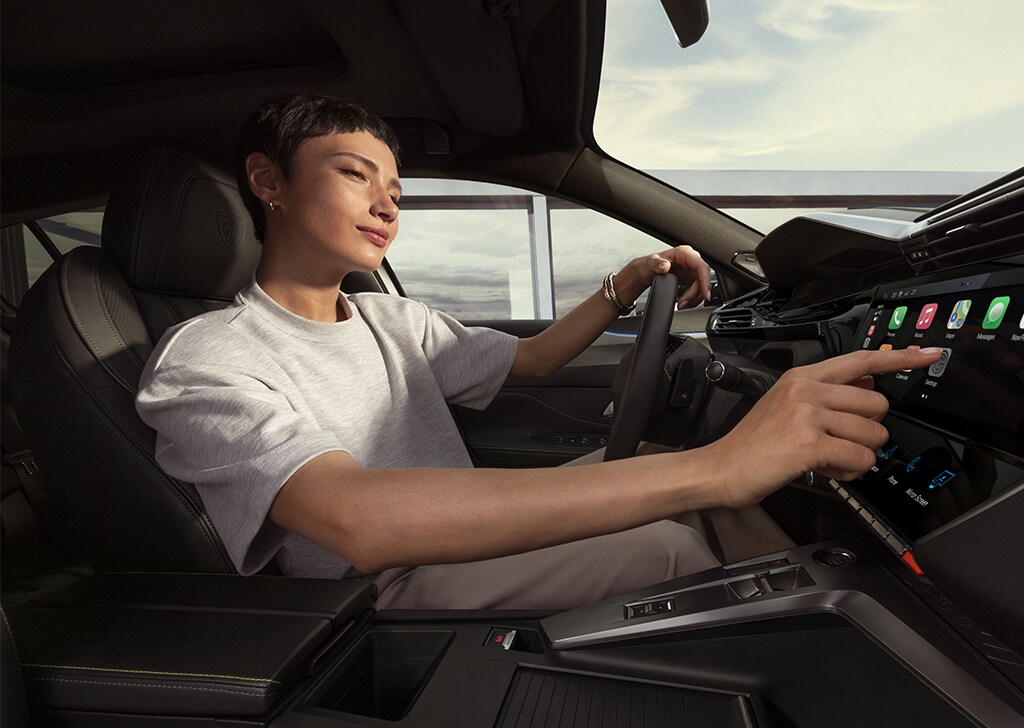 New PEUGEOT E-408 connected services